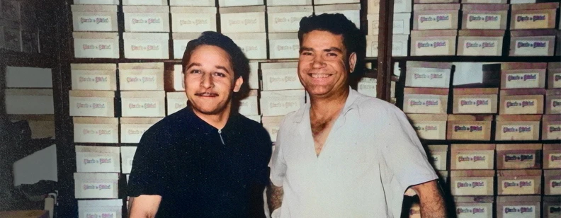 don felix correa junto a un trabajador